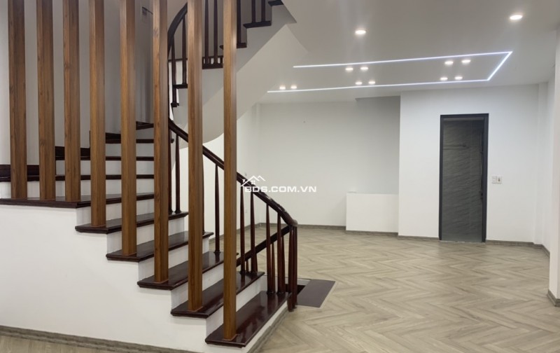 Bán nhà Khương Đình Ngã Tư Sở 35m 6 T Cầu thang máy, cách đường 70m. 8.xx tỷ.